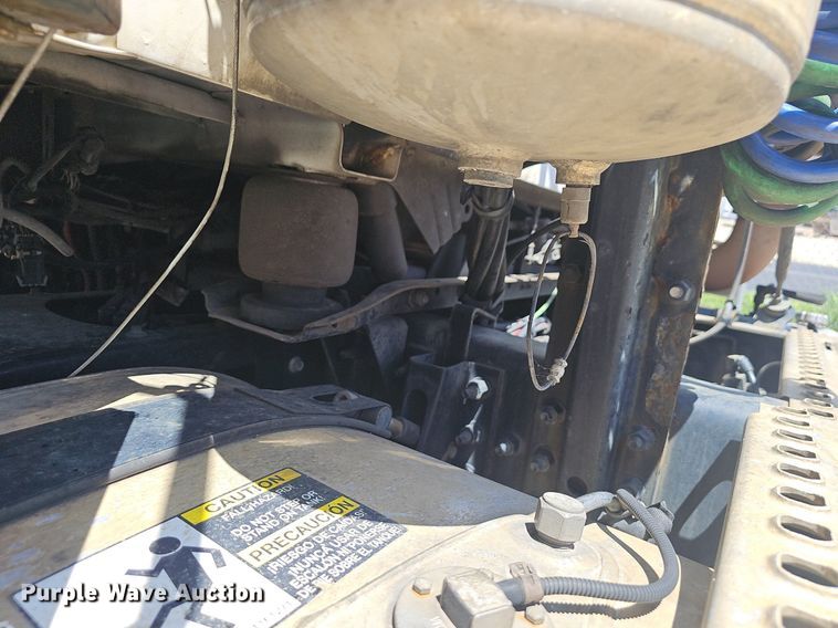 image for item EJ5395 2015 Volvo VNL semi truck