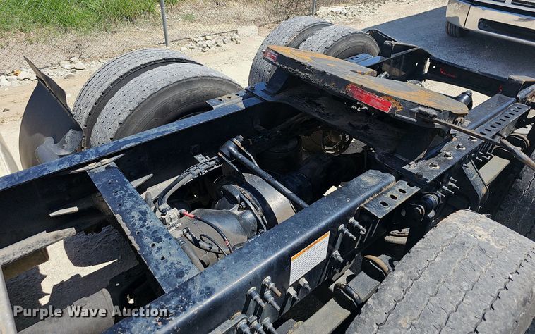 image for item EJ5395 2015 Volvo VNL semi truck