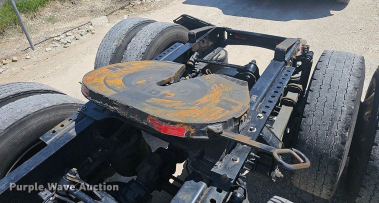 image for item EJ5395 2015 Volvo VNL semi truck