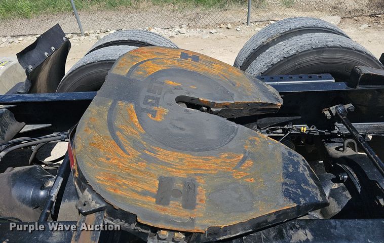 image for item EJ5395 2015 Volvo VNL semi truck