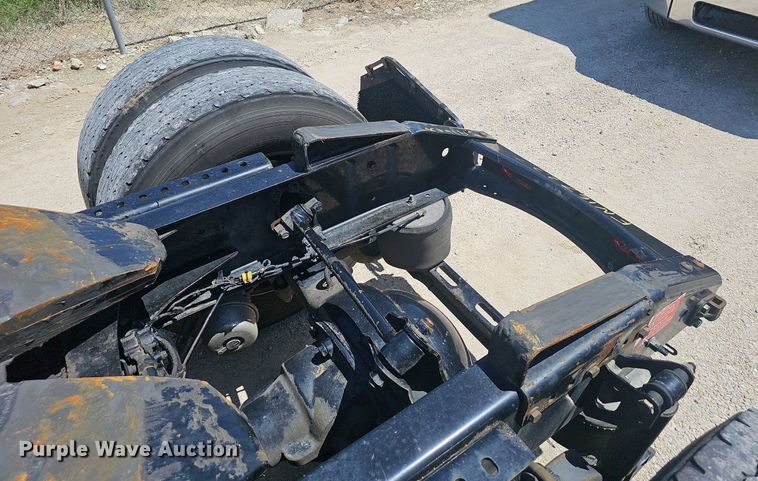 image for item EJ5395 2015 Volvo VNL semi truck