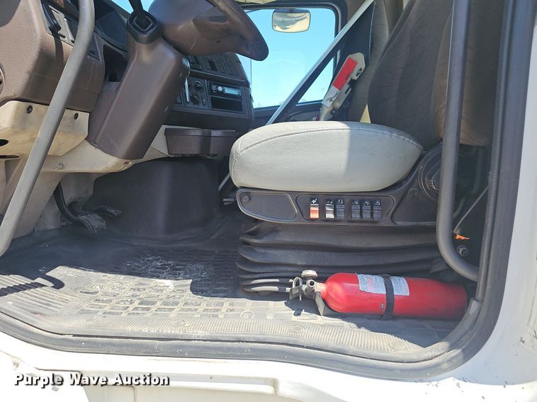 image for item EJ5395 2015 Volvo VNL semi truck