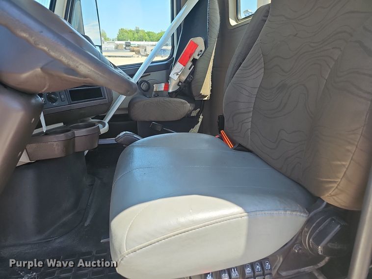 image for item EJ5395 2015 Volvo VNL semi truck