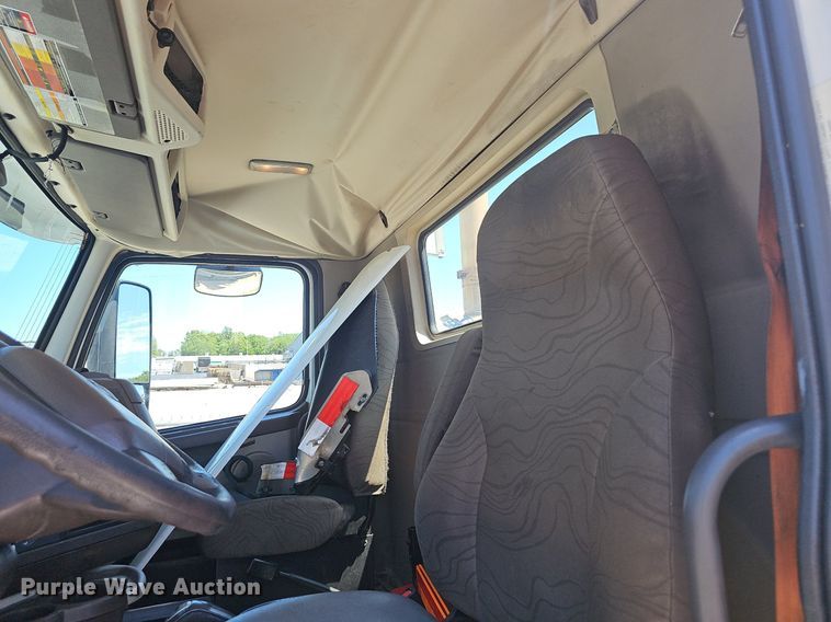 image for item EJ5395 2015 Volvo VNL semi truck