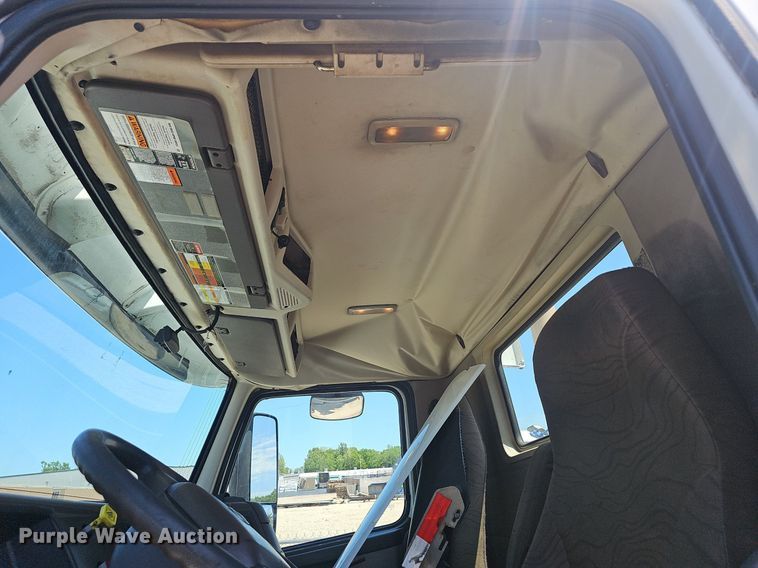 image for item EJ5395 2015 Volvo VNL semi truck