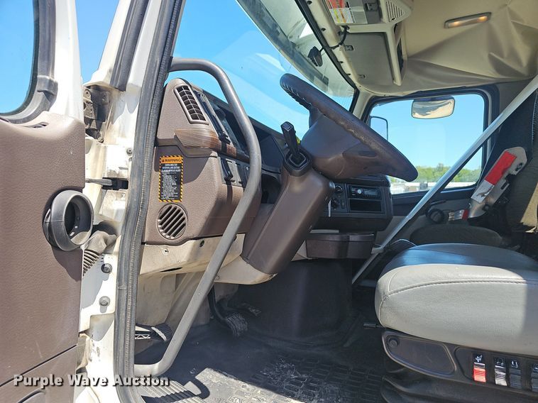 image for item EJ5395 2015 Volvo VNL semi truck