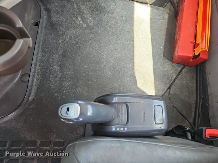 image for item EJ5395 2015 Volvo VNL semi truck