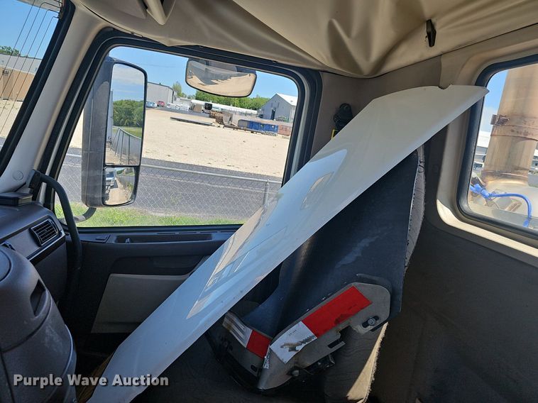 image for item EJ5395 2015 Volvo VNL semi truck