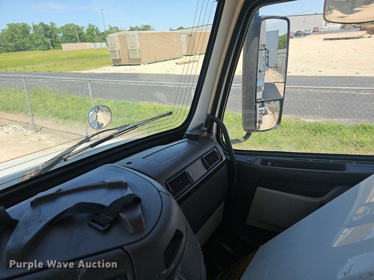 image for item EJ5395 2015 Volvo VNL semi truck