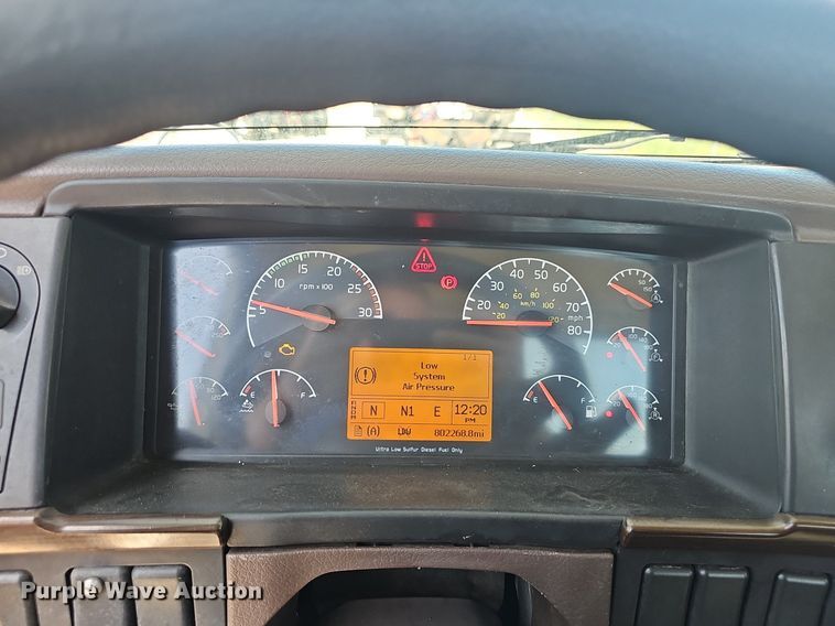 image for item EJ5395 2015 Volvo VNL semi truck