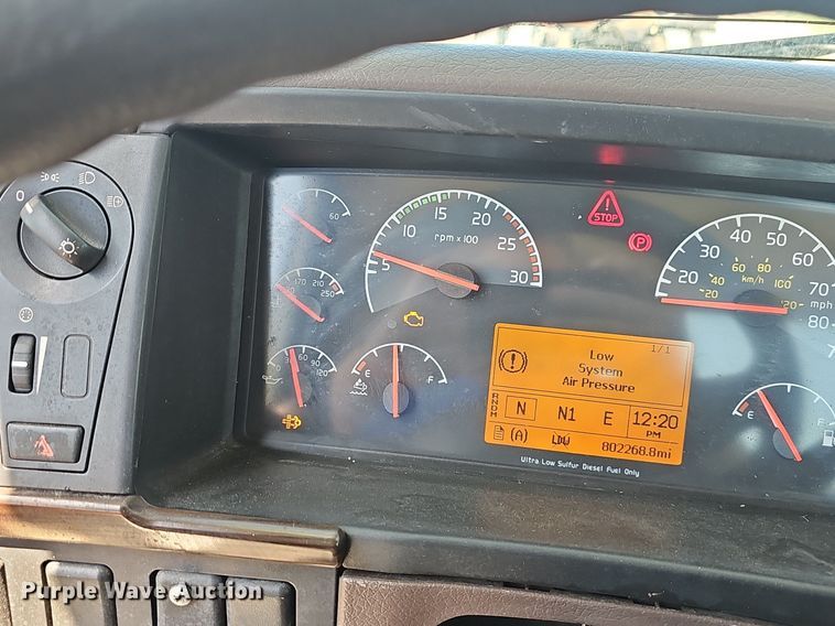 image for item EJ5395 2015 Volvo VNL semi truck