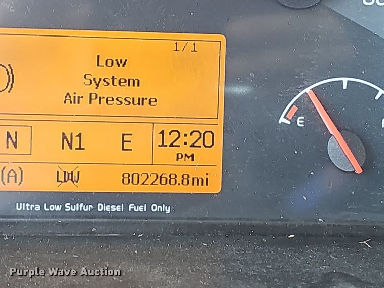 image for item EJ5395 2015 Volvo VNL semi truck