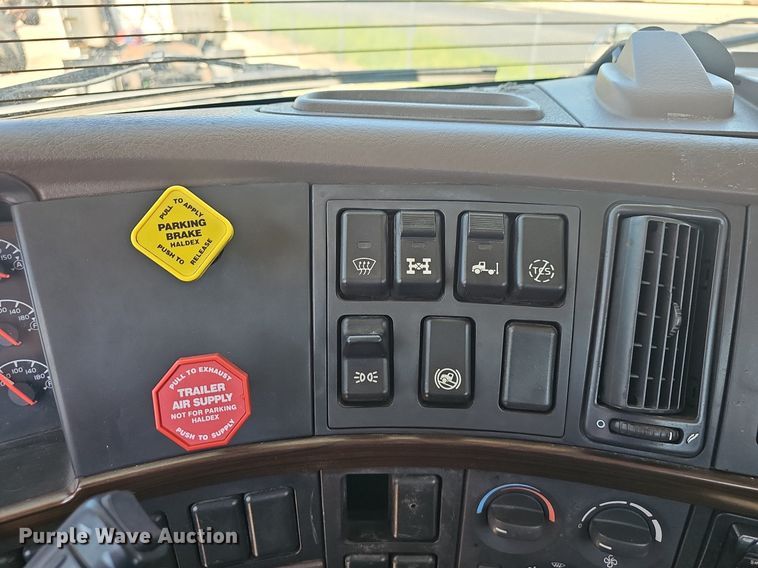 image for item EJ5395 2015 Volvo VNL semi truck