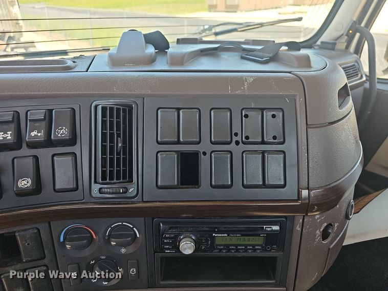 image for item EJ5395 2015 Volvo VNL semi truck