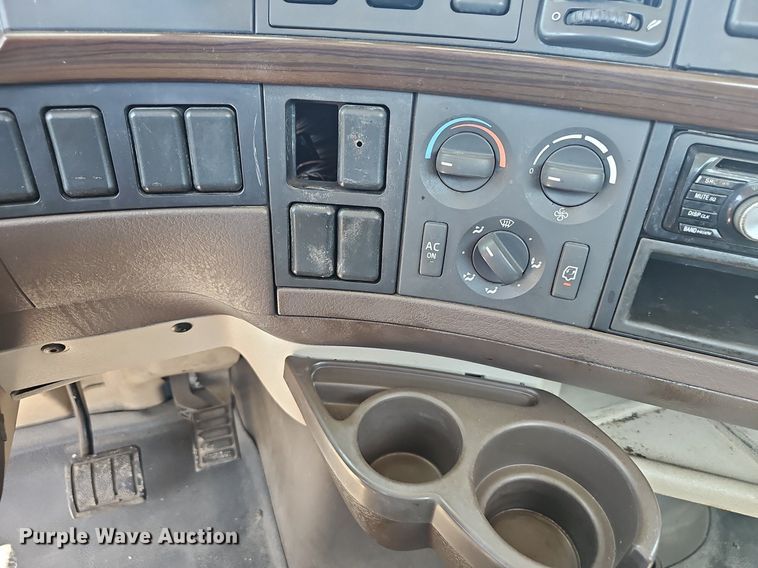 image for item EJ5395 2015 Volvo VNL semi truck