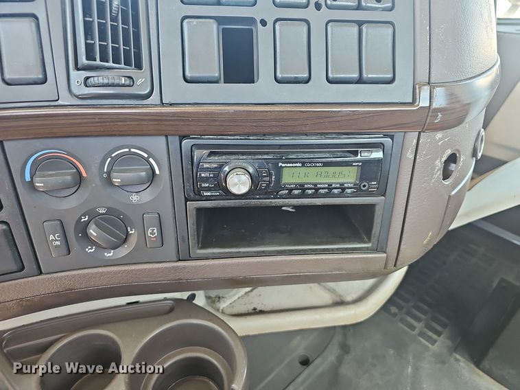 image for item EJ5395 2015 Volvo VNL semi truck