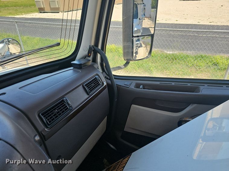 image for item EJ5395 2015 Volvo VNL semi truck