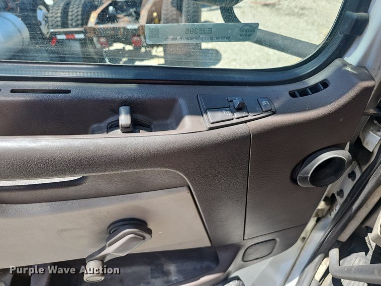 image for item EJ5395 2015 Volvo VNL semi truck