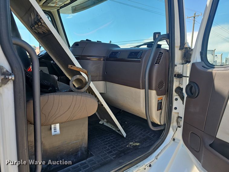 image for item EJ5395 2015 Volvo VNL semi truck