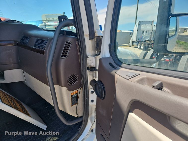 image for item EJ5395 2015 Volvo VNL semi truck