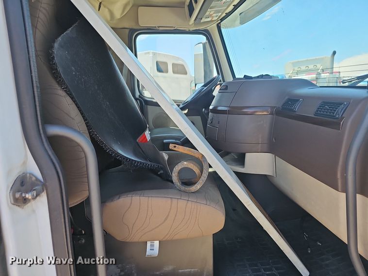 image for item EJ5395 2015 Volvo VNL semi truck