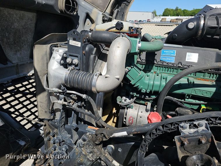 image for item EJ5395 2015 Volvo VNL semi truck