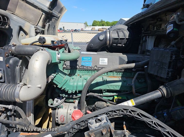 image for item EJ5395 2015 Volvo VNL semi truck