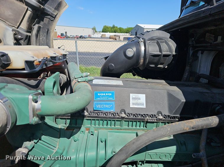 image for item EJ5395 2015 Volvo VNL semi truck