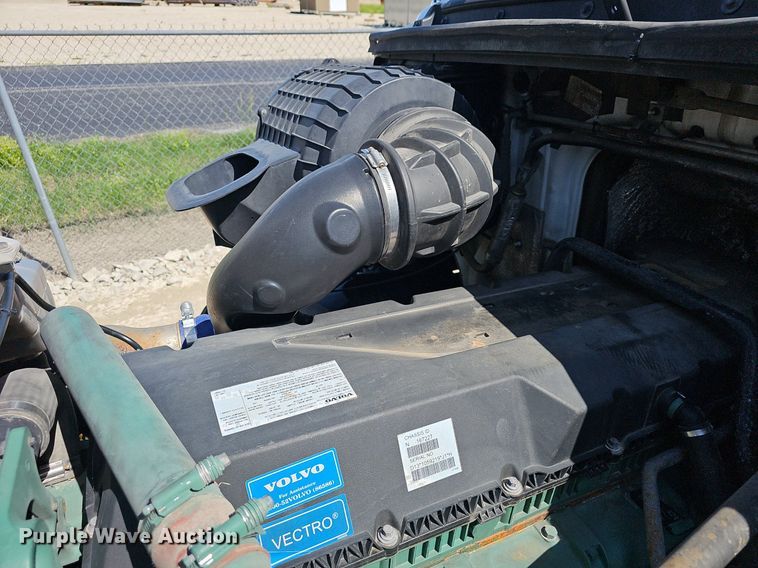 image for item EJ5395 2015 Volvo VNL semi truck