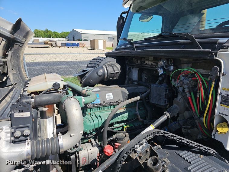 image for item EJ5395 2015 Volvo VNL semi truck