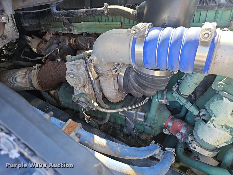 image for item EJ5395 2015 Volvo VNL semi truck