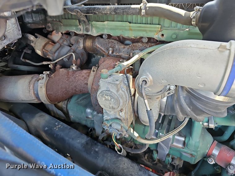 image for item EJ5395 2015 Volvo VNL semi truck