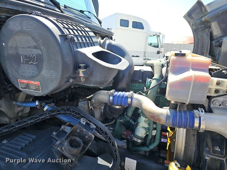 image for item EJ5395 2015 Volvo VNL semi truck