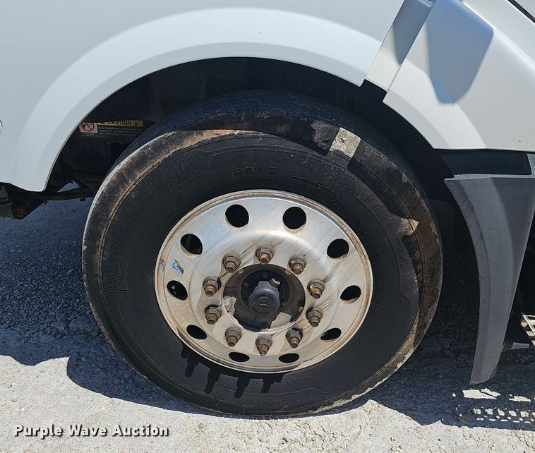 image for item EJ5395 2015 Volvo VNL semi truck