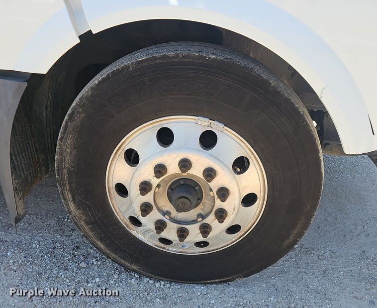 image for item EJ5395 2015 Volvo VNL semi truck