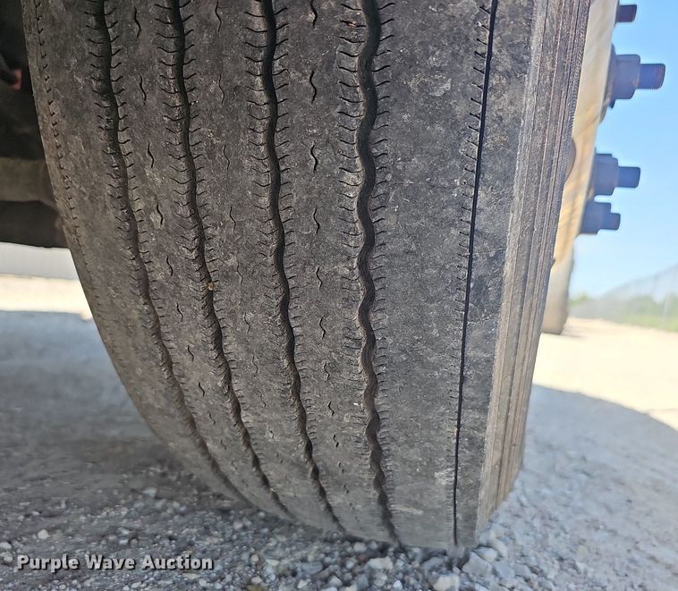 image for item EJ5395 2015 Volvo VNL semi truck