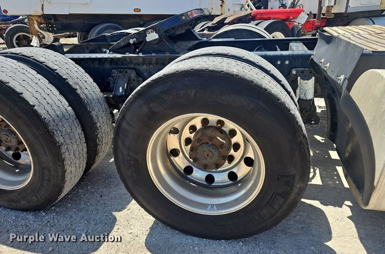 image for item EJ5395 2015 Volvo VNL semi truck