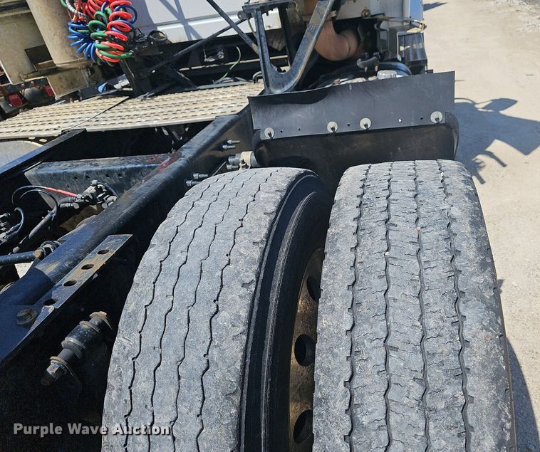 image for item EJ5395 2015 Volvo VNL semi truck