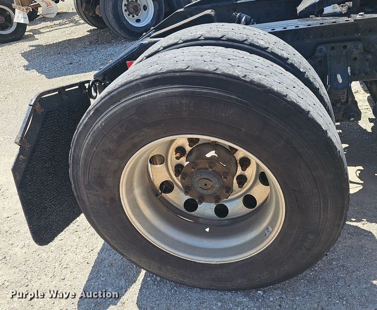 image for item EJ5395 2015 Volvo VNL semi truck