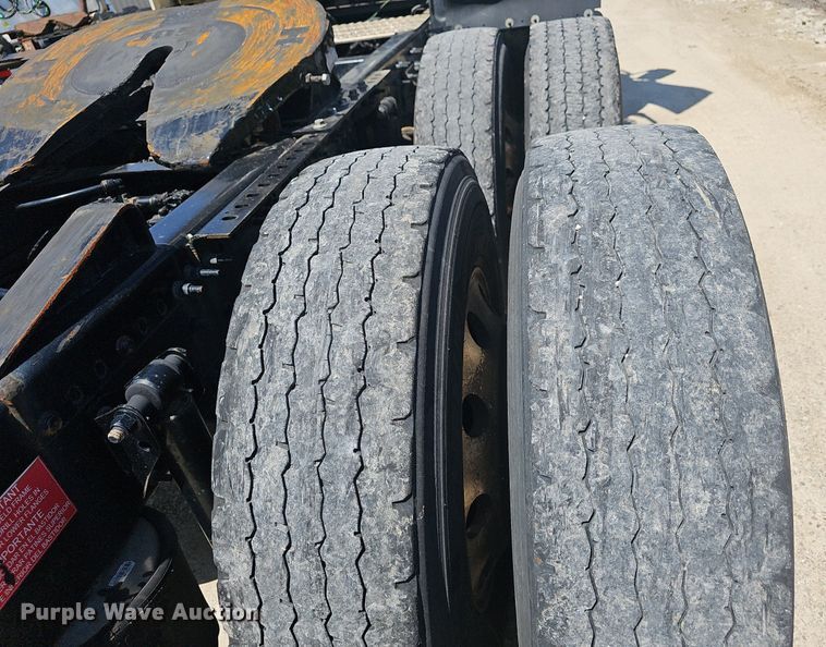 image for item EJ5395 2015 Volvo VNL semi truck