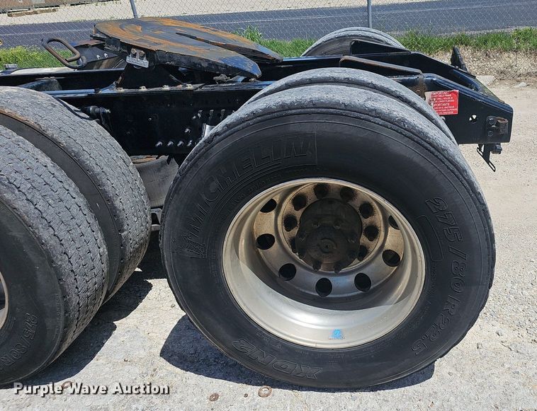 image for item EJ5395 2015 Volvo VNL semi truck