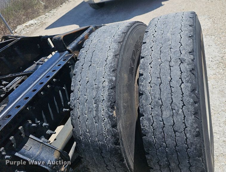 image for item EJ5395 2015 Volvo VNL semi truck