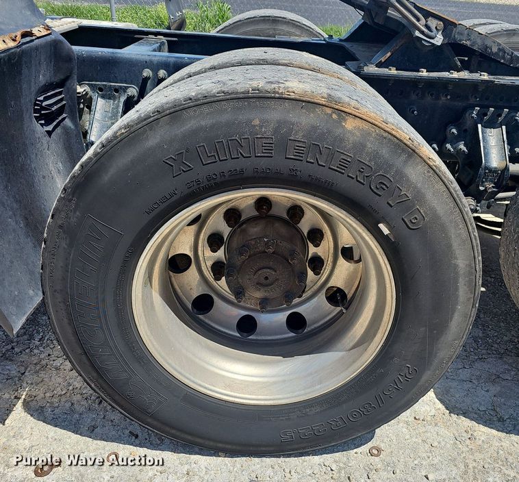 image for item EJ5395 2015 Volvo VNL semi truck