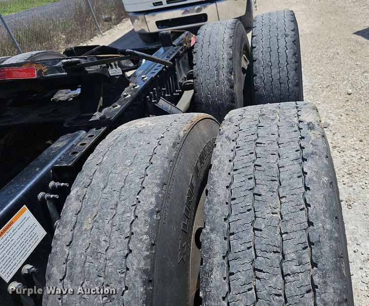 image for item EJ5395 2015 Volvo VNL semi truck