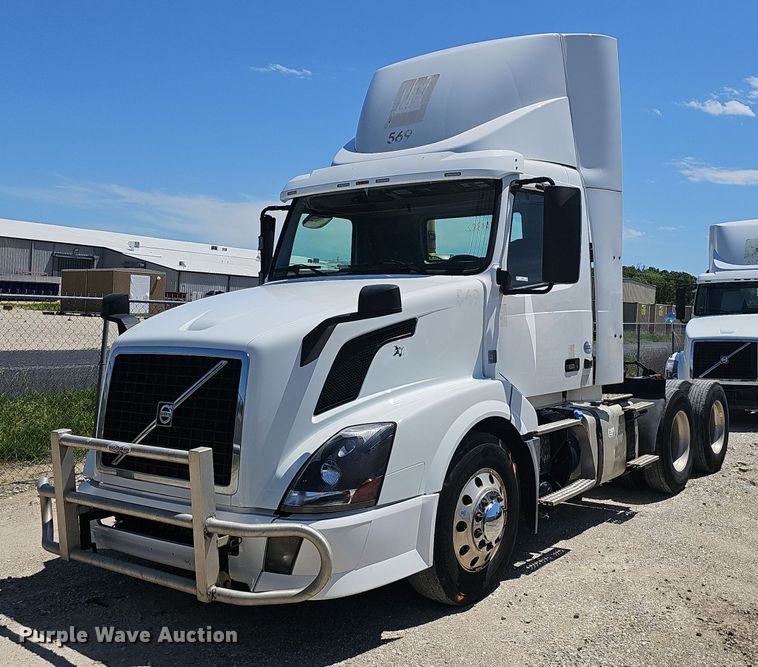 image for item EJ5396 2014 Volvo VNL semi truck