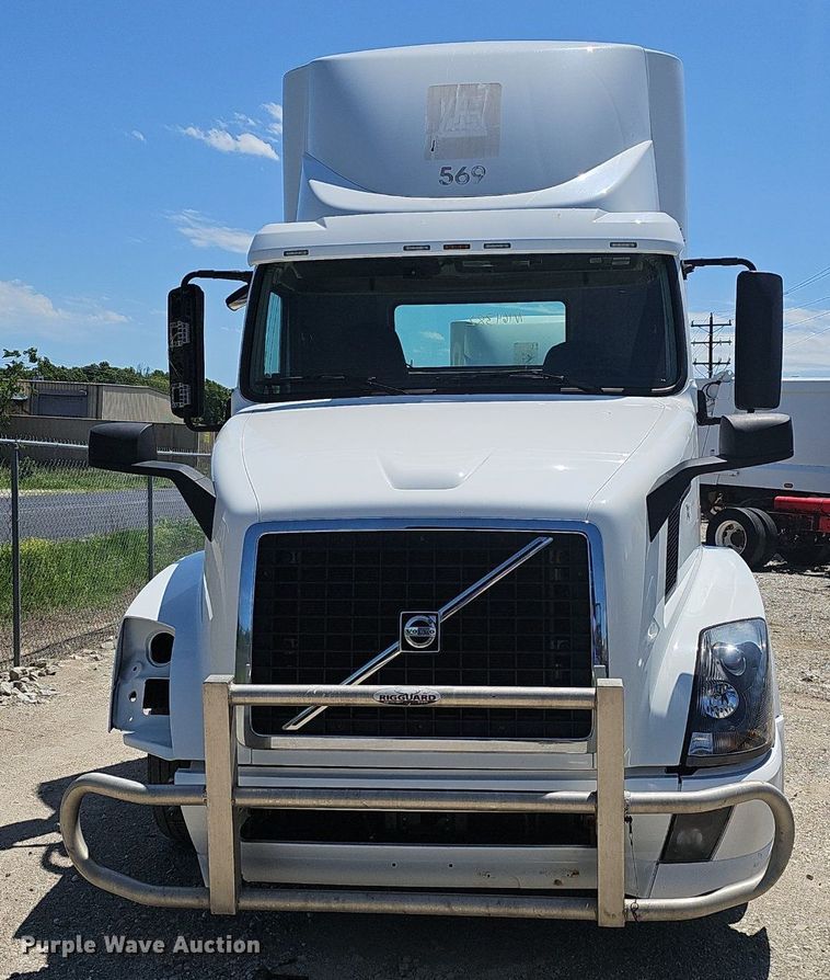 image for item EJ5396 2014 Volvo VNL semi truck