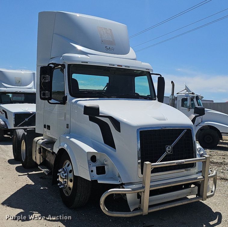 image for item EJ5396 2014 Volvo VNL semi truck