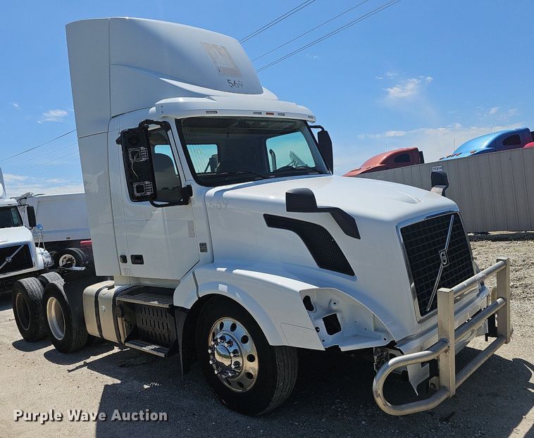 image for item EJ5396 2014 Volvo VNL semi truck