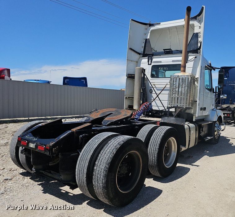 image for item EJ5396 2014 Volvo VNL semi truck