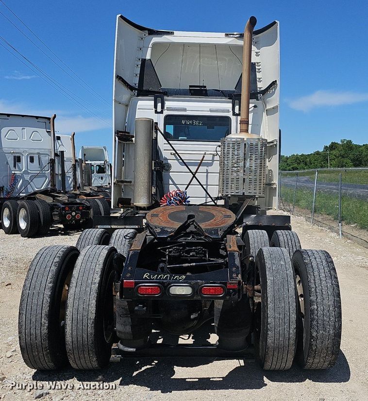 image for item EJ5396 2014 Volvo VNL semi truck